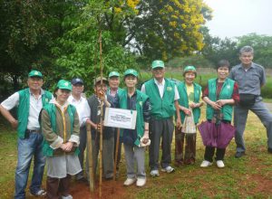 27日にはチエテ公園を視察し、関係者と共に植樹も行なった