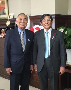 仁坂知事（右）と面会した谷口会長