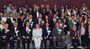 在亜県人会が５０周年を迎え記念写真に収まる式典参列者（ともに提供写真）