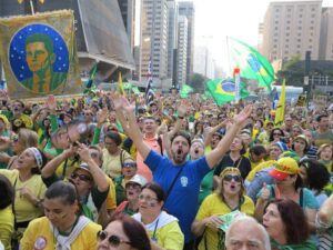 ２０１６年７月３１日、パウリスタ大通りの抗議行動で、群集が「モーロ、モーロ、モーロ！」と大合唱する様子