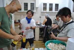 県人会青年部による芋煮のレシピを取材する陣内アナ