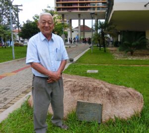 殿下の足跡を訪れた新宅名誉会長