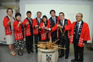 就任を祝い乾杯（右から４人目が中野新会頭）