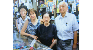 （左から）政代さん、テレザさん、トキ子さん、忠昌さん
