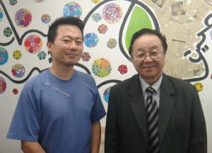 （右から）来社した宮村秀光会長、作家の近藤さん