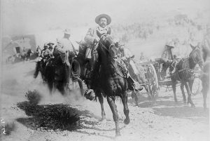 北部師団を指揮しているフランシスコ・ビジャ将軍で、その右側の馬車にいるのが野中金吾氏。１９１４年４月、トレオンを奪還したとき