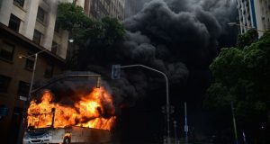 １日のデモ隊と警察の衝突ではバスも燃やされた（Fernando Frazao/Agencia Brasil）
