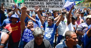 Ｃｅｄａｅ民営化に抗議するデモ隊（Tomaz Silva/Agência Brasil）