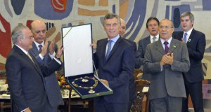 ブラジルのテメル大統領（左）とアルゼンチンのマクリ大統領（中央）（Marcos Brandão/Agência Senado）