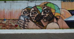 サンパウロ市５月２３日大通り沿いの壁画アート（Rovena Rosa/Arquivo/Agência Brasil）