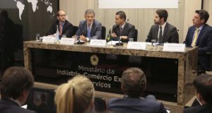 アルゼンチンとの会談の後、記者団に成果を語るブラジル産業通商サービス省の高官たち（Antonio Cruz/Agência Brasil）