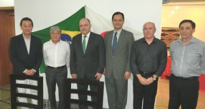 （左から）野村市議、平崎会長、セルジオ陸軍大臣、中前総領事、マウロ総司令官