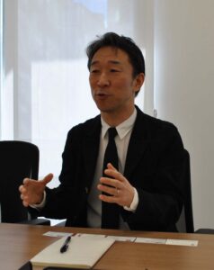 事業について説明する中原室長