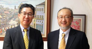帰国する那須さん（左）と斉藤新所長