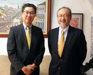 帰国する那須さん（左）と斉藤新所長