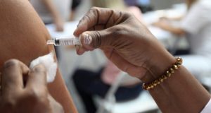 黄熱病の予防接種を受ける人々（Clarice Castro/GERJ）