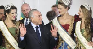 ブラジル南部の美女に囲まれご満悦のテメル大統領（Antonio Cruz/Agência Brasil）