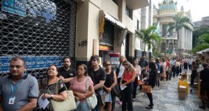 黄熱病予防ワクチン接種の列に並ぶ人々（Tânia Rêgo/Agência Brasil）