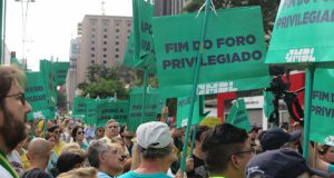 ＭＢＬ（ブラジル自由運動）が配った「法的特権廃止」の袋を持った人が多数