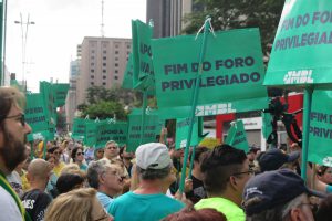 ＭＢＬ（ブラジル自由運動）が配った「法的特権廃止」の袋を持った人が多数