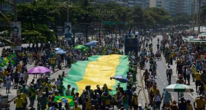 リオのコパカバーナ海岸で行われたデモの様子（Fernando Frazão/Agência Brasil）