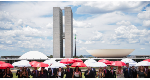 連邦議事堂前に集まる全国検察員連盟のメンバーたち（José Cruz/Agência Brasil）