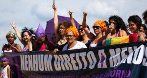 権利削減に反対する横断幕を掲げて行進する女性達（ブラジリア、Marcelo Camargo/Agência Brasil）