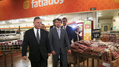２２日、精肉店を視察するブライロ・マッジ農相（José Cruz/Agência Brasil）