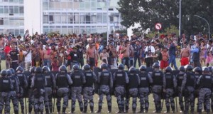 国会議事堂前で警察とにらみ合うブラジル先住民たち（Marcelo Camargo/Agência Brasil）