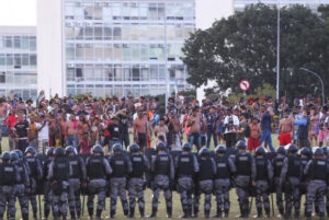 国会議事堂前で警察とにらみ合うブラジル先住民たち（Marcelo Camargo/Agência Brasil）