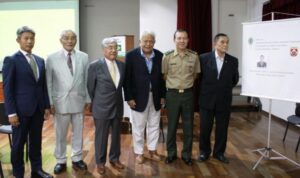 記念写真に収まる岡村中将（右から２人目）ら