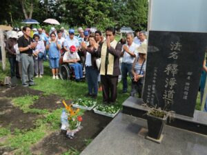 日本人墓地に向かって慰霊ミサをする様子