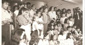 児童基金館での第１回折り紙展、当時のルシンチ大統領夫人を迎え。カラカス日本人学校長や生徒児童も参加してくれた開会日の写真（1988）