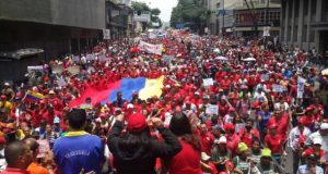 反体制派のデモ鎮圧で自由になったカラカス市中央部を埋める体制派のデモ隊（Carmen Meléndez‏/gestionperfecta）