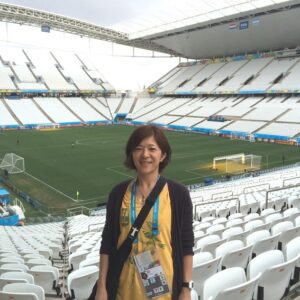 サッカー場を訪れた安東さん