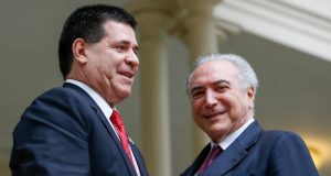 昨年１０月、パラグアイを公式訪問した際のブラジルのテメル大統領（右）とパラグアイ、カルテス大統領（左）（Beto Barata/PR）