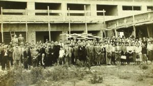 ブラジル力行会は「子孫の繁栄は教育にあり」とし、アルモニア学生寮建設を決議。1951年、永田稠会長の臨席のもとに、学生寮の上棟式を行なう。