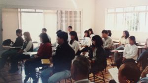 ブラジル力行会館で説明に聞き入る、日本への派遣研修応募者。１９７０年から始まった派遣研修制度により日本へ１５２人を送った。