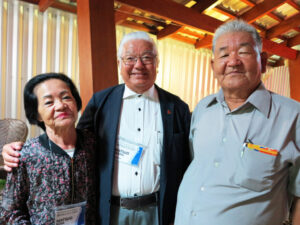 一行の松尾治さん夫妻と現地の岡谷忠さん