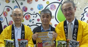 左から来社した五十嵐製麺の武藤さん、福島県人会の曽我部事務局長、五十嵐製麺の五十嵐代表取締役