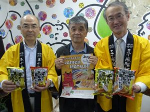 左から来社した五十嵐製麺の武藤さん、福島県人会の曽我部事務局長、五十嵐製麺の五十嵐代表取締役