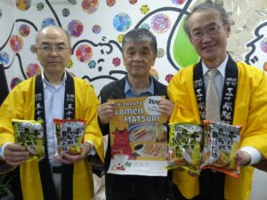 左から来社した五十嵐製麺の武藤さん、福島県人会の曽我部事務局長、五十嵐製麺の五十嵐代表取締役