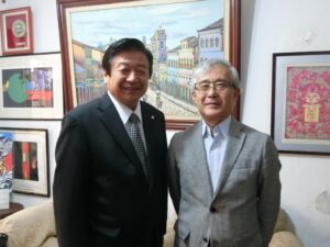 （左から）飯田会長、須郷会長