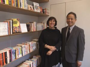 寄贈された本と共に、左からＪＨのカイシェッタＰＲ局長、明治大学の小林正美副学長