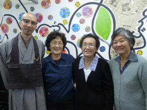 左から僧侶の田原さん、同寺婦人部の梅原さん、長与さん、上村さん