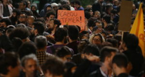 「テメルは終わりだ」とのプラカードを掲げる、サンパウロ市パウリスタ大通りの群衆（Paulo Pinto/AGPT）