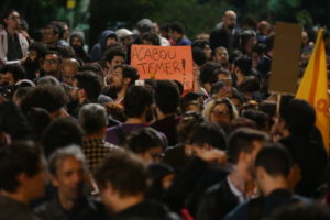 「テメルは終わりだ」とのプラカードを掲げる、サンパウロ市パウリスタ大通りの群衆（Paulo Pinto/AGPT）