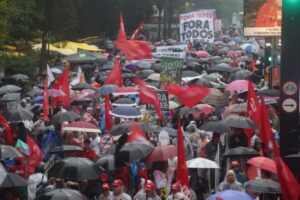 雨の中、サンパウロ市パウリスタ大通りで発生した反テメルのデモ（Paulo Pinto/AGPT）