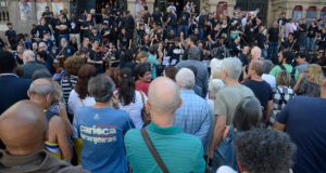 9日に市立劇場前で起きた、給与遅配に抗議する職員や芸術家達のデモ（Tomaz Silva/Agência Brasil）