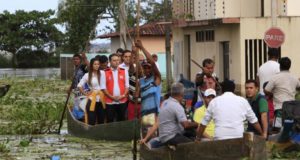 被災地を訪問するアラゴアス州のレナン・フィーリョ知事（Thiago Sampaio/Agência Alagoas）
